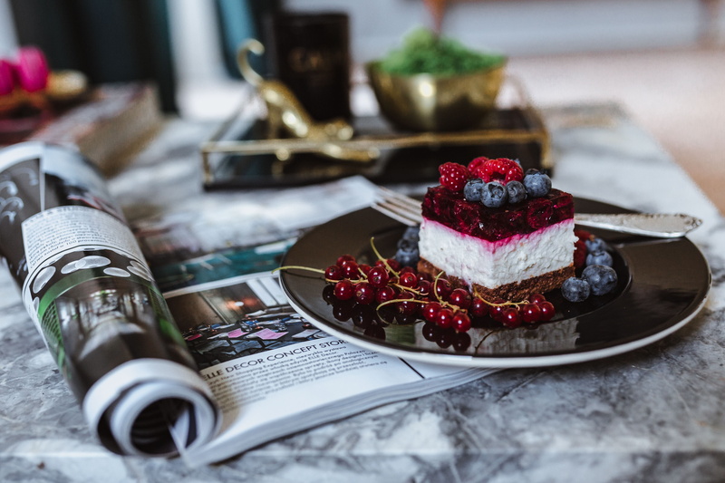 raspberries, dessert, freshness, blueberries, table, raspberry, cheesecake, baked, berry fruit, fruit, pie, 4K, cake, fruits, ready-to-eat, no people