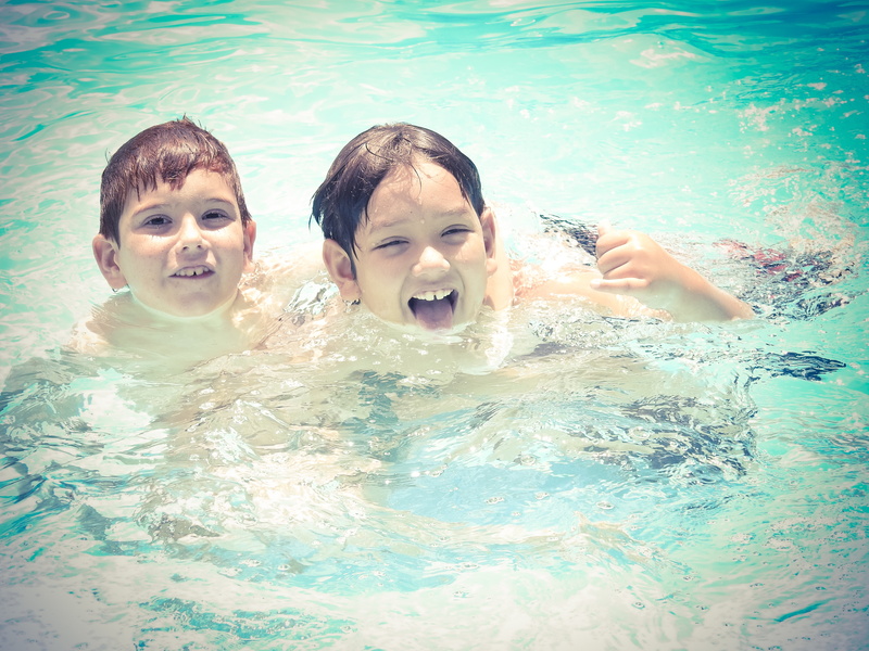 recreational Pursuit, photo, play, child playing, innocence, two, love, playing, positive emotion, males, smile, pool, people, daytime, looking at camera