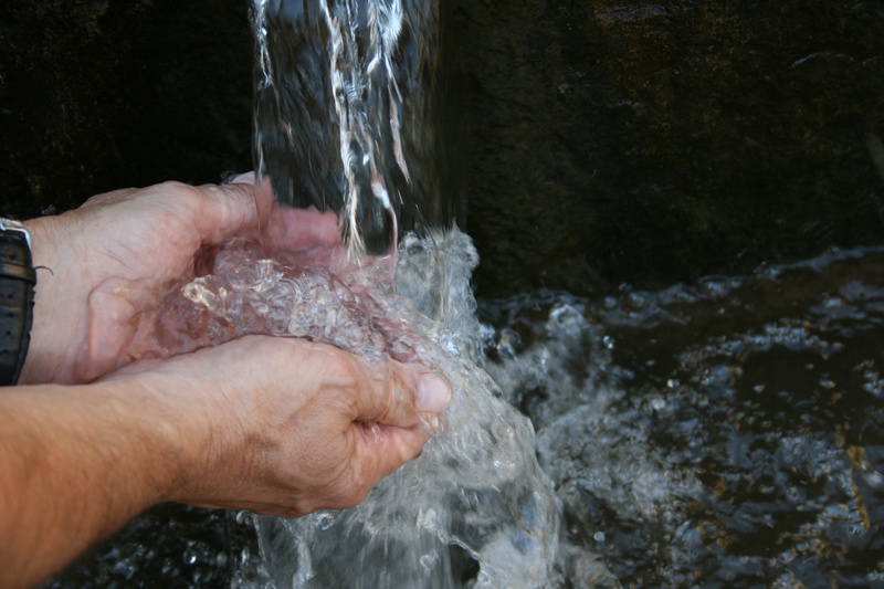splashing, cleaning, close-up, s, stream, Hands, flowing, person, full, motion, finger, outdoors, holding, fluent in over, 4K, focus on foreground, Cold