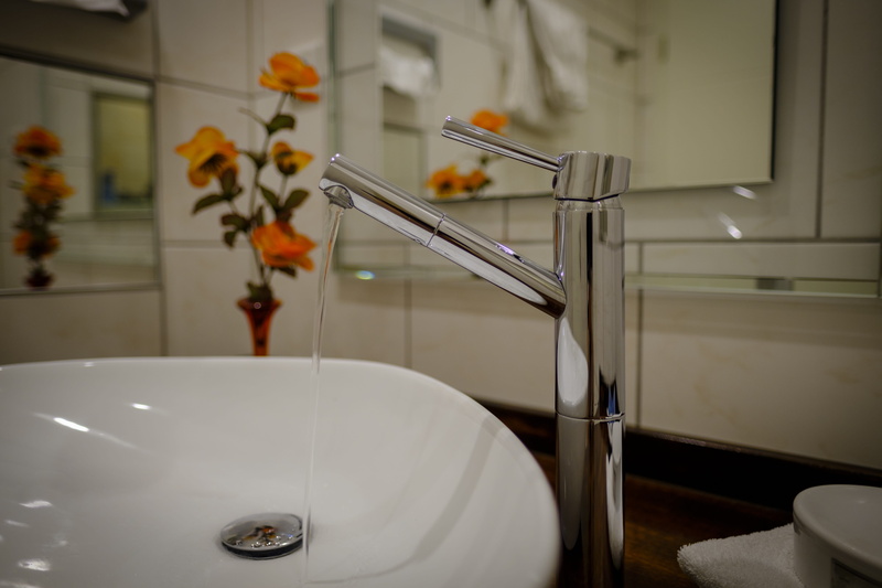luxury, water, focus on foreground, faucet, household equipment, chrome, flower, modern, mirror, bad, reflection, neat, indoors, no people, metal, domestic room
