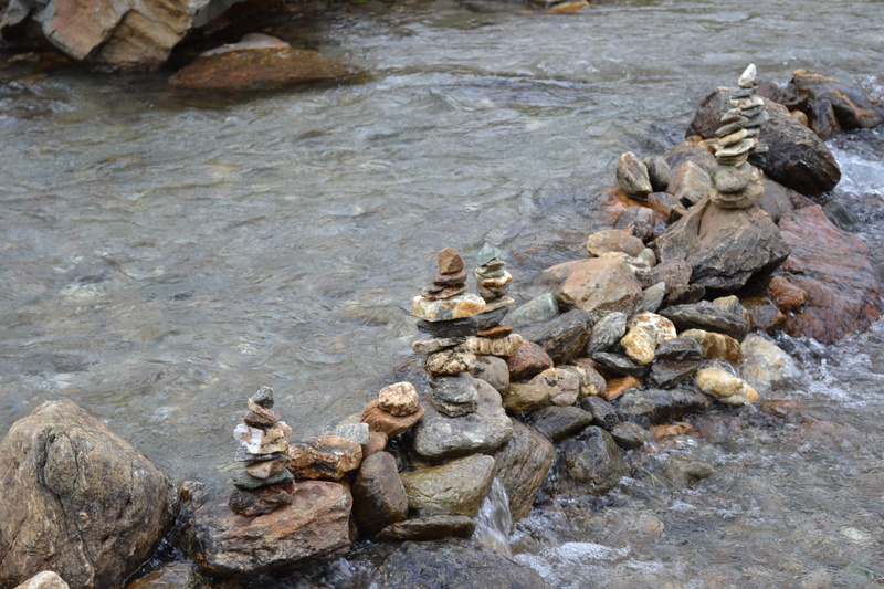 land, rock - object, Fluent, rock, 4K, no people, Water, solid, tranquility, day, motion, river, balance, flowing, flowing water, outdoors, group of animals