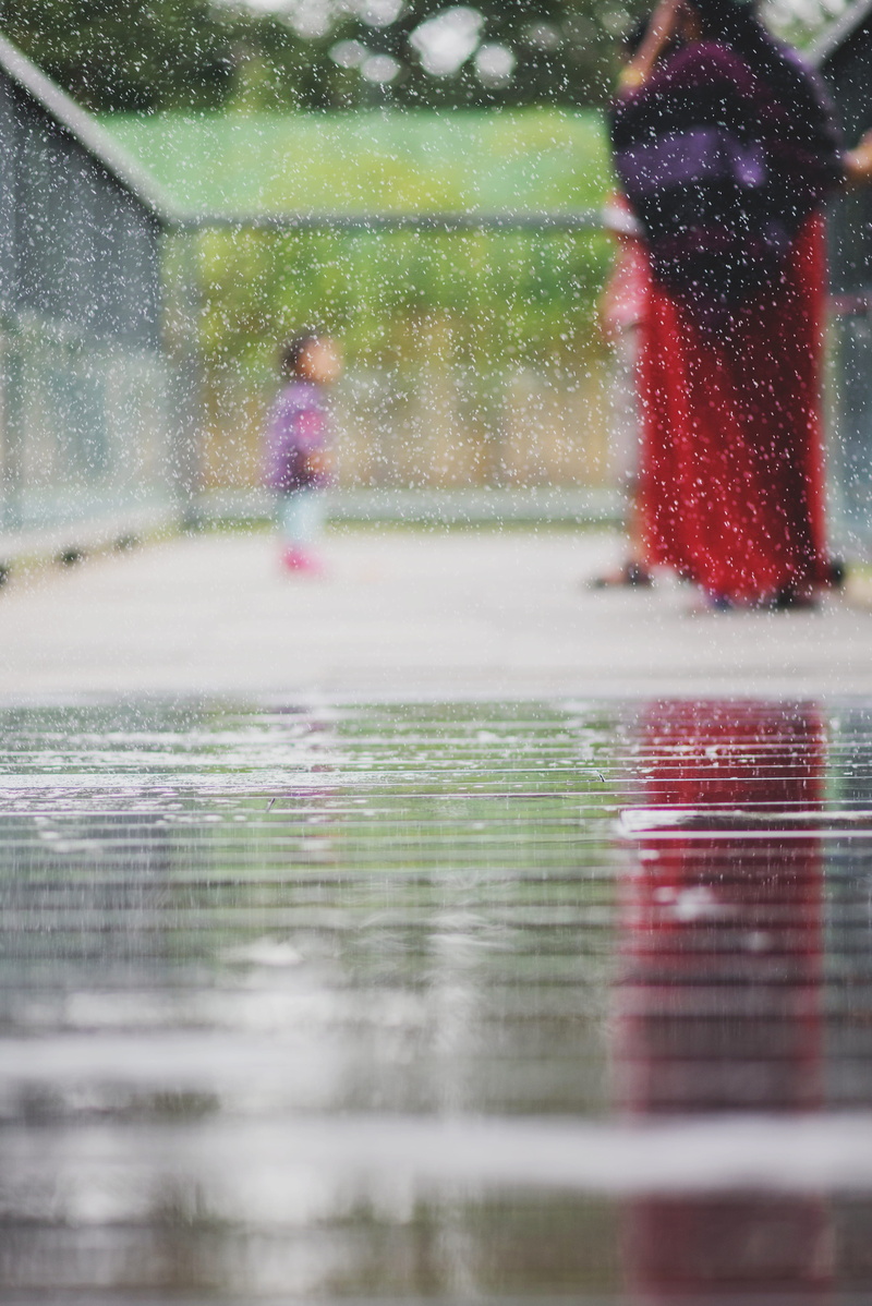 standing, wet, men, dress, motion, reflection, nature, raindrop, leisure activity, real people, rain, depth of field, snowing, blurred, kid, red, day, plant