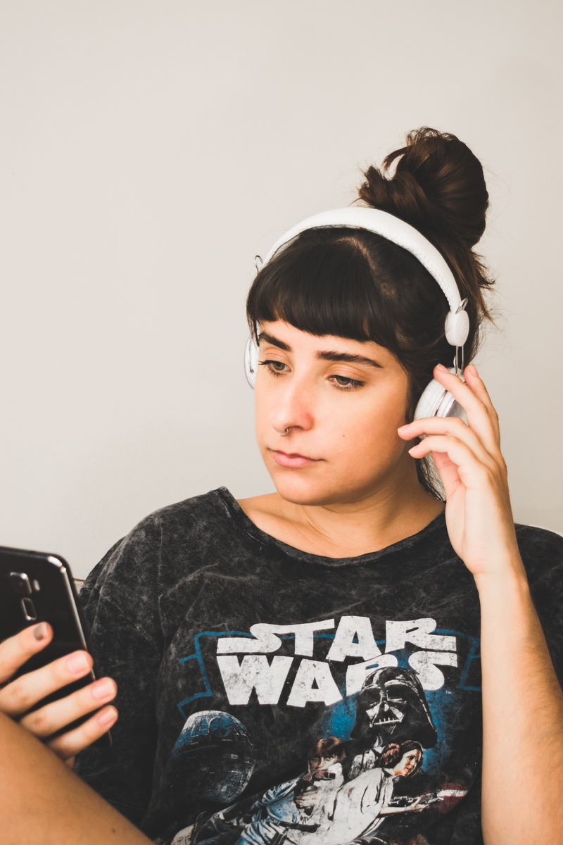 holding, portrait, photo, person, listen, hairstyle, beautiful, cute, hair, photoshoot, smartphone, listening, leisure activity, beauty, headset, 5K, indoors