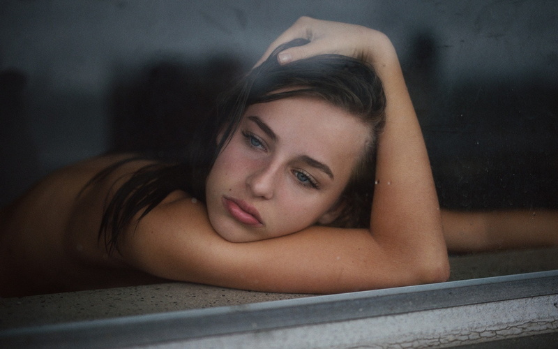 one person, brown hair, real people, lifestyles, beautiful woman, relaxation, lying down, sadness, adult, beauty, young women, headshot, hairstyle, 1080P