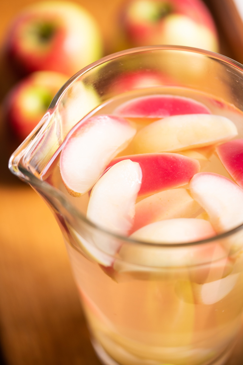 drinking glass, apple, dessert, table, freshness, alcohol, eat, kompot z jabłek, no people, cocktail, clear, pitcher, creme, selective focus, glass - material