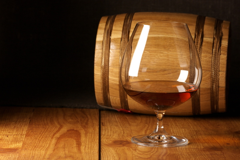 dark, household equipment, luxury, single Object, cabernet Sauvignon Grape, close-up, clear, whiskey, elegance, alcohol, drink, cognac, indoors, illuminated