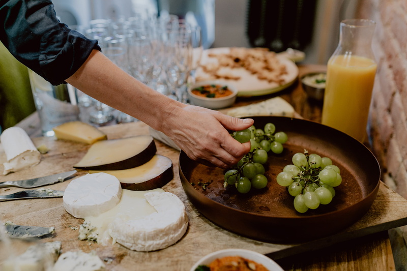 wineglass, 4K, grapes, winetasting, snack, hand, one person, gourmet, healthy eating, wellbeing, human hand, cheese, preparing food, lifestyles, real people