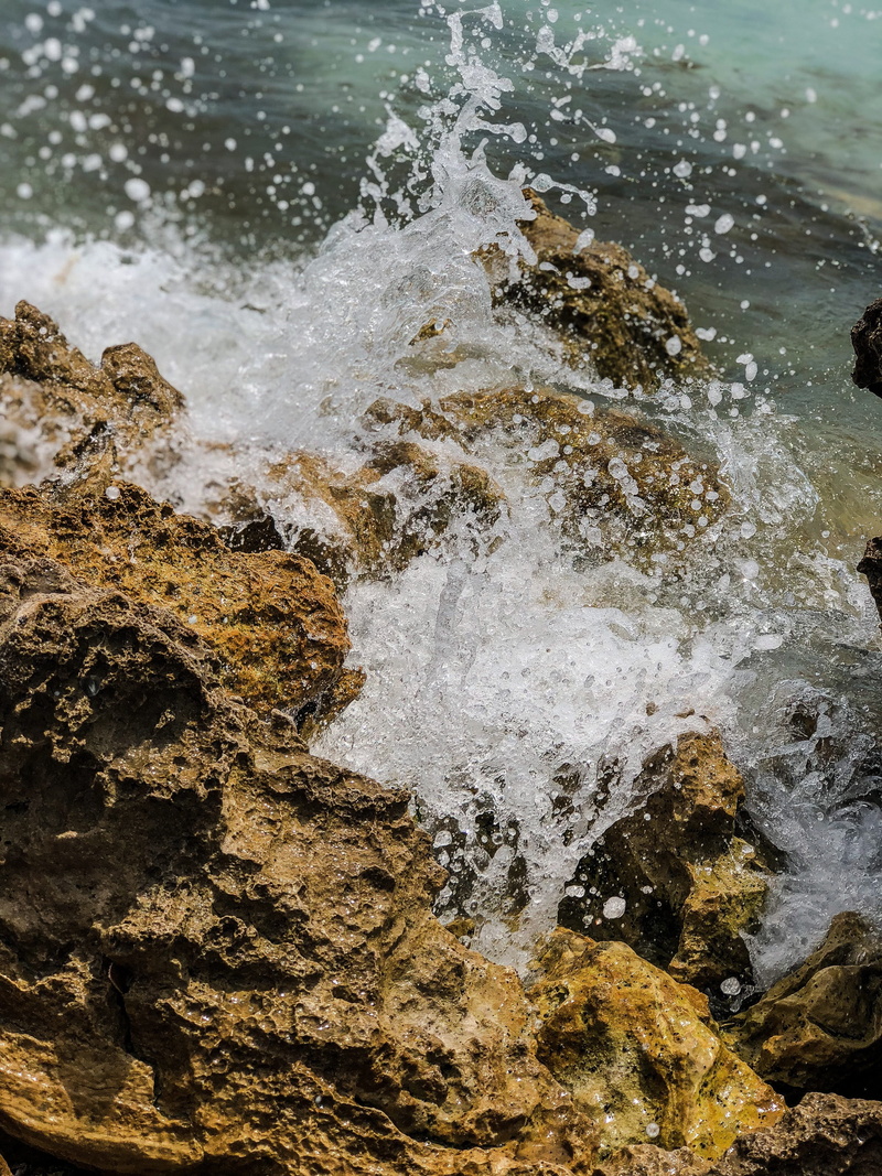 ocean, sea waves, spray, froth, splash, flowing water, day, outdoors, high angle view, rock - object, wet, breaking, nature, rocky shore, waves, rocky sea