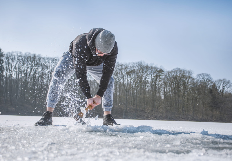working, clothing, woods, shovel, healthy lifestyle, copy space, recreation, season, lifestyles, winter, full length, frosty, person, warm clothing, nature