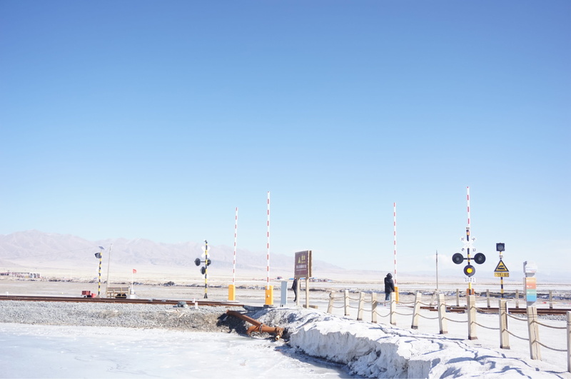 icy, person, real people, zing, winter landscape, 2K, ice, cold, transportation, snow capped, gates, construction site, icee, frozen, clear sky, blue
