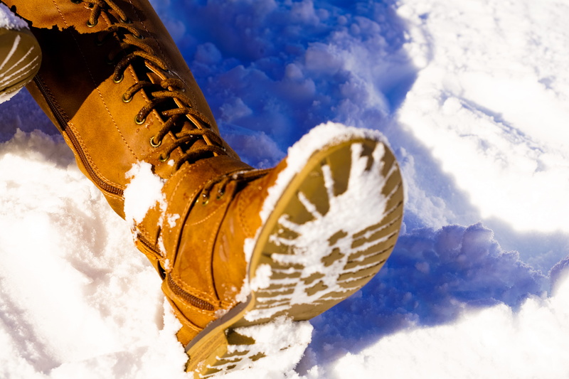 human leg, brown, snow, sunlight, frost, lifestyles, scenic, weather, day, human body part, left, wear, zing, snowy, winter landscape, human limb, nature