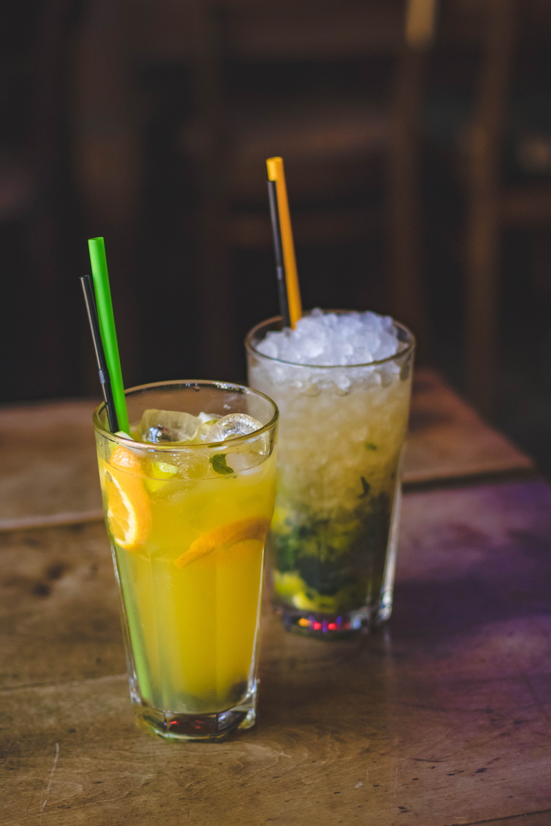 straws, fruit, alcohol, citrus fruit, wooden table, straw, glass, herb, icee, close-up, cold, indoors, drinks, lemon, tray, fruits, freshness, glasses