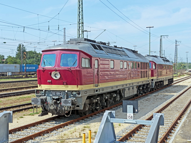 public transportation, railroad station platform, land vehicle, railroad station, day, six-axial, central station, diesel-electric, railway, magistrale