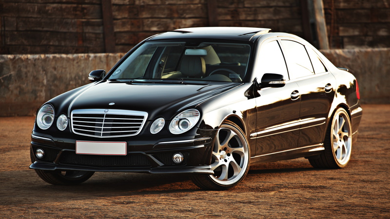 building exterior, city, mode of transportation, classe e, stationary, car, motor vehicle, silver colored, 5K, luxury, Mercedes-Benz, brick, tuning, land vehicle