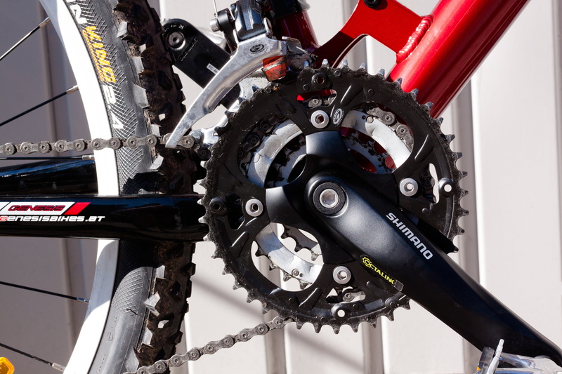 motor vehicle, wheel, close-up, no people, land vehicle, gear, sports equipment, machinery, crankset, metal, industry, shimano, day, sport, chain, transportation