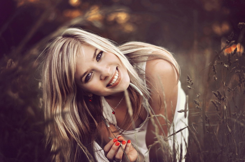 blue eyes, eyes, red, red nails, women outdoors, women, field, nails, long hair, plants, hair, smiling, blonde, 1080P, face, painted nails, depth, outdoors