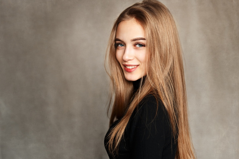 1080P, looking over shoulder, portrait, long hair, women, black clothing, looking at viewer, straight hair, simple background, smiling, Ivan Losev, face