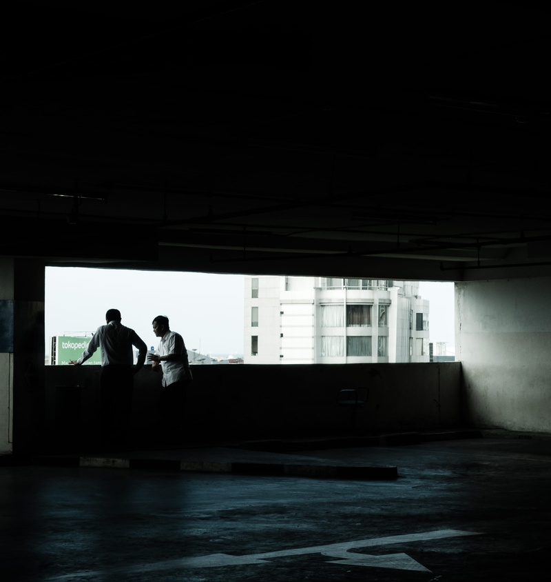 sitting, talking, lifestyles, adult, occupation, women, architecture, domestic room, 2K, men, dark, copy space, window, built structure, shadow, indoors