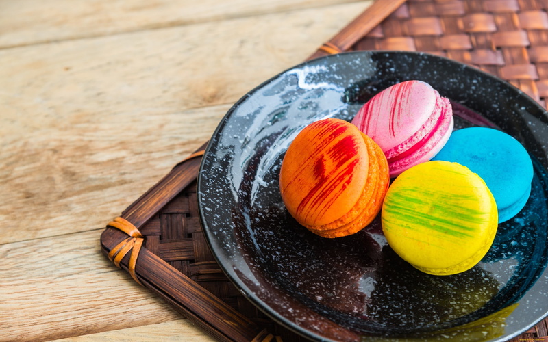 ready-to-eat, 2K, focus on foreground, high angle view, macarons, wood - material, dessert, freshness, sweet food, cutting board, black, close-up, no people