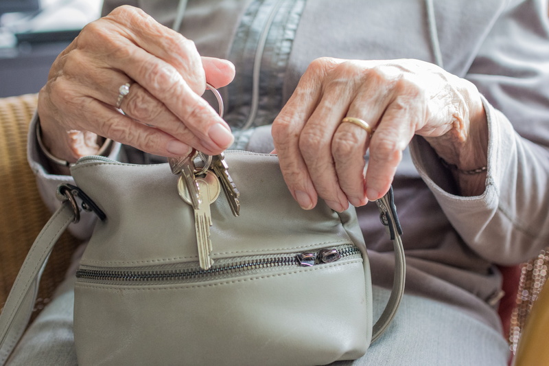 hand, human hand, adult, men, elderly, granny, luggage, 5K, occupation, hands, leather, old person, keys, old age, focus on foreground, werkhanden, old