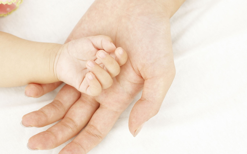 baby, touching, hands, 1080P, women, young, human Finger, baby Girls, finger, mother, human Skin, human body part, human Foot, people, close-up, caucasian Ethnicity