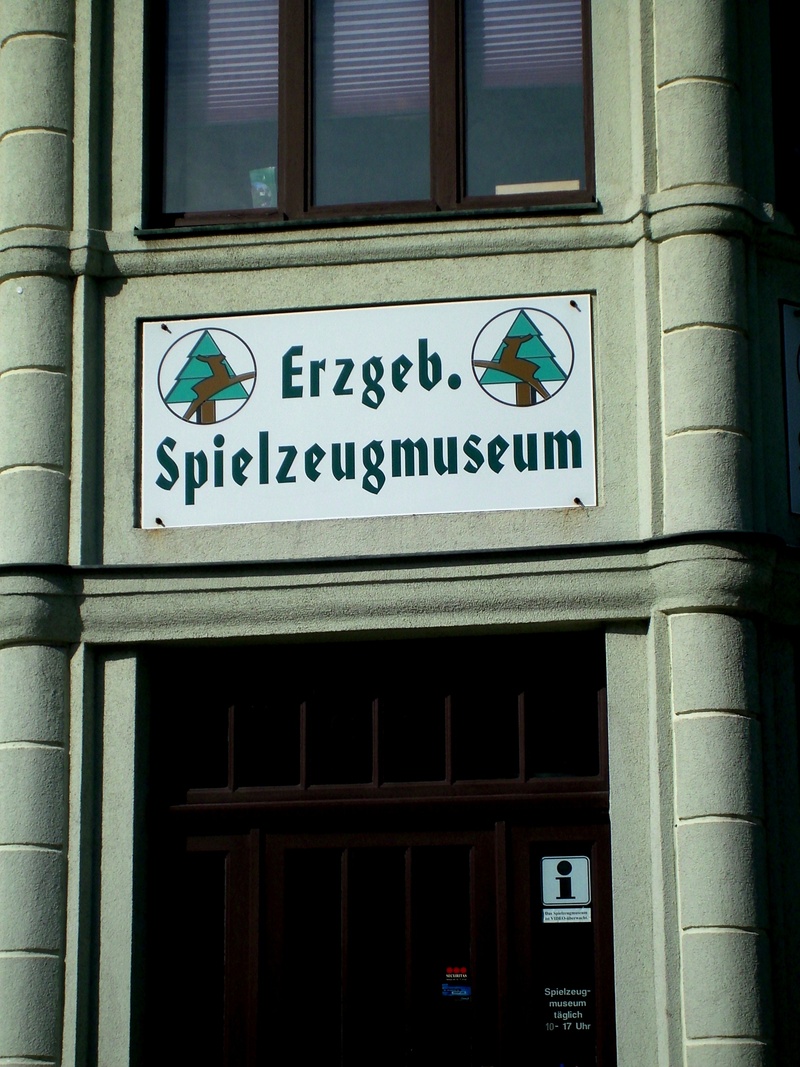 script, information sign, capital letter, glass - material, window, ore mountains, sign, worth a visit, wall, day, museum, no people, 2K, glass, facade