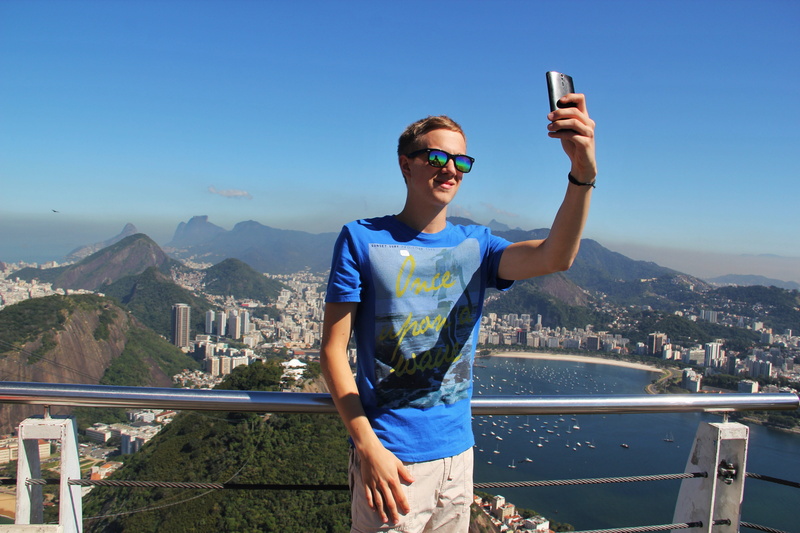 architecture, leaning, holiday, Rio De Janeiro, photo messaging, brasil, standing, Selfie, communication, sunglasses, railing, outdoors, daytime, on the sugarloaf