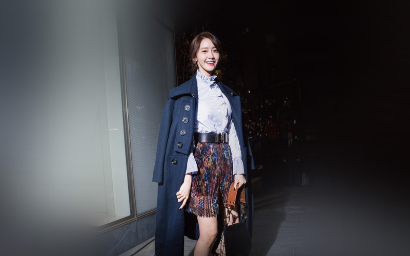 yoona, leisure activity, smiling, beautiful woman, 4K, young adult, looking, lifestyles, scarf, fashion, kpop, three quarter length, front view, beauty