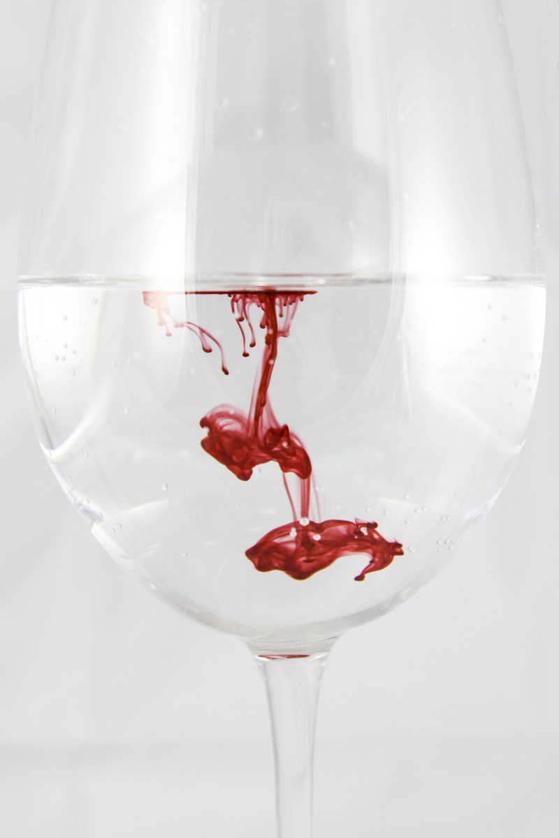 splashing, white background, drip, 4K, glass - material, indoors, liquid, red, high-speed photography, food and drink, no people, refreshment, household equipment