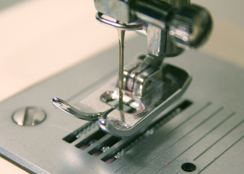 backgrounds, high angle view, needle, foot, needlecraft, sewing, neddle, no people, business, industry, sewing machine, hygiene, 1080P, selective focus