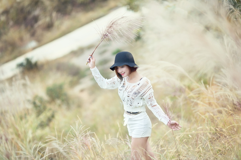 outdoors, young women, lifestyles, standing, young adult, casual clothing, field, women, plant, looking away, millinery, leisure activity, real people