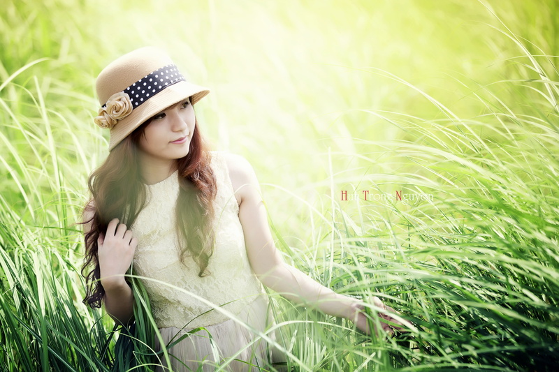 field, fashion, one person, Asian, long hair, day, grass, outdoors, hat, auburn hair, millinery, women, casual clothing, land, 4K, beautiful woman, brown eyes