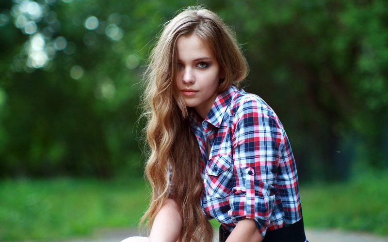 looking at camera, day, real people, 1080P, young women, hairstyle, tree, blonde, hair, beautiful woman, lifestyles, long hair, checked pattern, outdoors