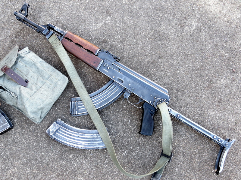 machine gun, aggression, day, rifle, security, warning sign, weapon, conflict, weapons, city, sign, gun, military, no people, Kalash, background, 1080P