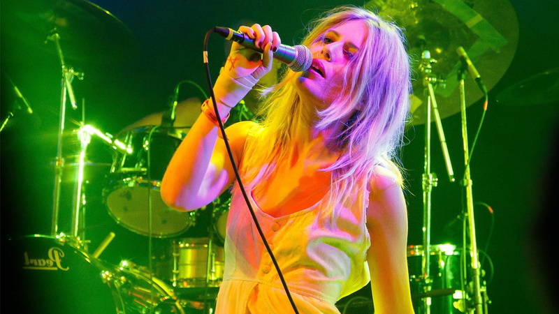 multi colored, women, popular music concert, hair, young adult, blonde, stage - performance space, s, Amalie Bruun, rock music, fashion, 1080P, singer