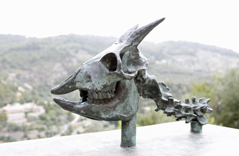 animal skull, animal body part, wild west, skull and crossbones, statue, horn, animal wildlife, horned, skull, animal head, goat, sculpture, monument, trophy
