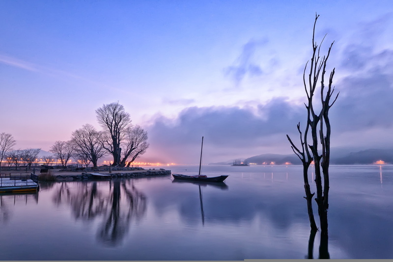 lights, boat, 1080P, the sky, lilac, trunk, reflection, Morning, haze, gray, before the dawn, tree, lake, fog, trees, hills, clouds