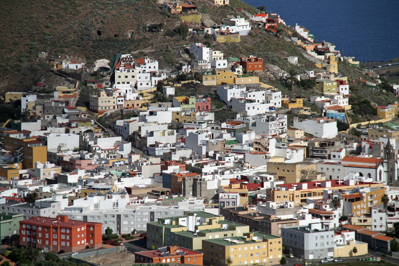 crowd, gran canaria, architecture, community, townscape, day, building, outdoors, built structure, cityscape, building exterior, town, crowded, city, house