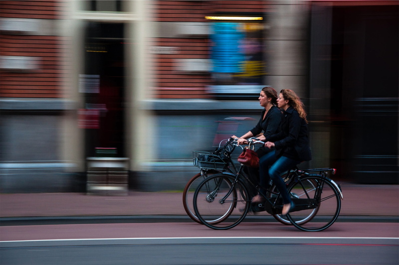 real people, riding, one person, adult, city life, on the move, side view, speed, people, woman, cyclists, women, transportation, hairstyle, 1080P, mode of transportation