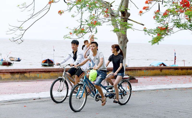 beside, mid adult women, body, outdoors, mode of transportation, 2K, road, active, ocean, transportation system, lifestyle, family, boys, real people