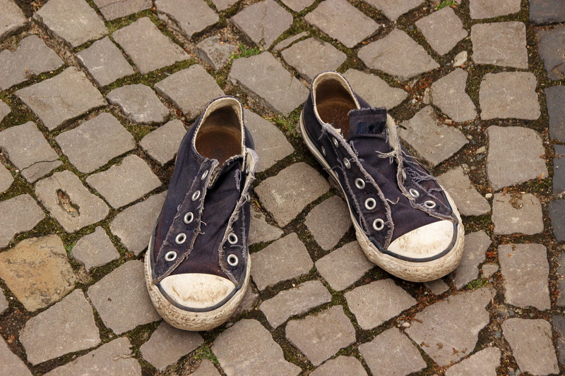 shoelace, shoe, footpath, outdoors, cobblestone, pattern, stone, shoes, compatibility, lost, road, fashion, sports shoes, paving stone, 5K, high angle view