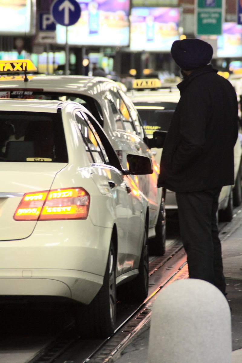 mode of transport, one person, standing, indoors, city, Break, rear view, motor vehicle, consumerism, Forecourt, taxi ride, illuminated, real people, transport
