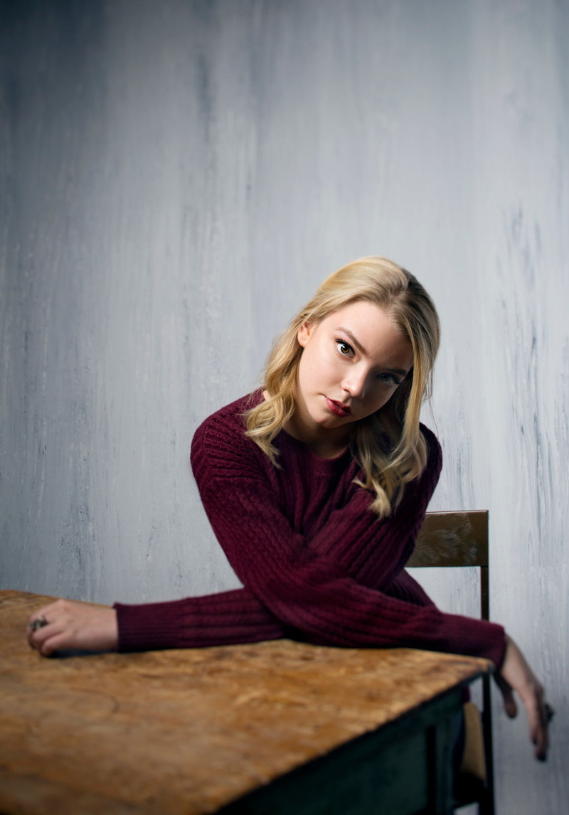 women, 1080P, actress, Anya Taylor-Joy, simple background, sitting, blonde