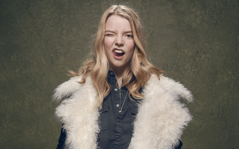 actress, simple background, women, 1080P, Anya Taylor-Joy, blonde, open mouth, long hair