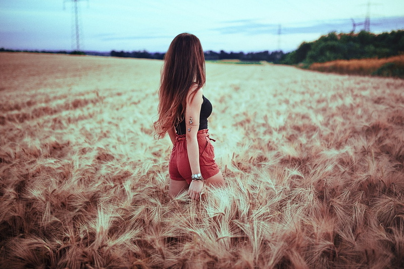standing, brunette, field, one person, depth of field, lifestyles, young women, 720P, adult, young adult, hairstyle, grass, casual clothing, plant, crops