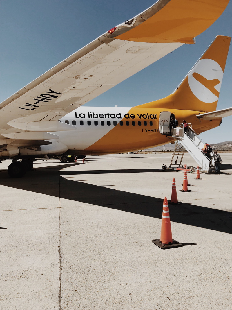 building exterior, traffic cone, vacaciones, person, town, aircraft wing, building, road, airport, nature, shadow, architecture, 4K, opened, plane, outdoors
