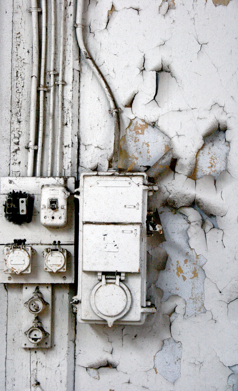 built structure, metal, white color, 4K, electricity, outdoors, close-up, factory, paint, old, industrial, abandoned, fuel and power generation, day, connection