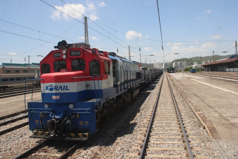 power supply, diesel, 5K, rail transportation, travel, railroad station platform, sunlight, shipping, track, railroad station, railroad car, korea, land vehicle