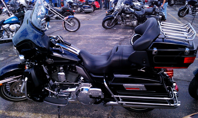 motorcycle, parking, travel, mode of transportation, street, scooter, davidson, chopper, bicycle, people, architecture, engine, horsepower, transport, day