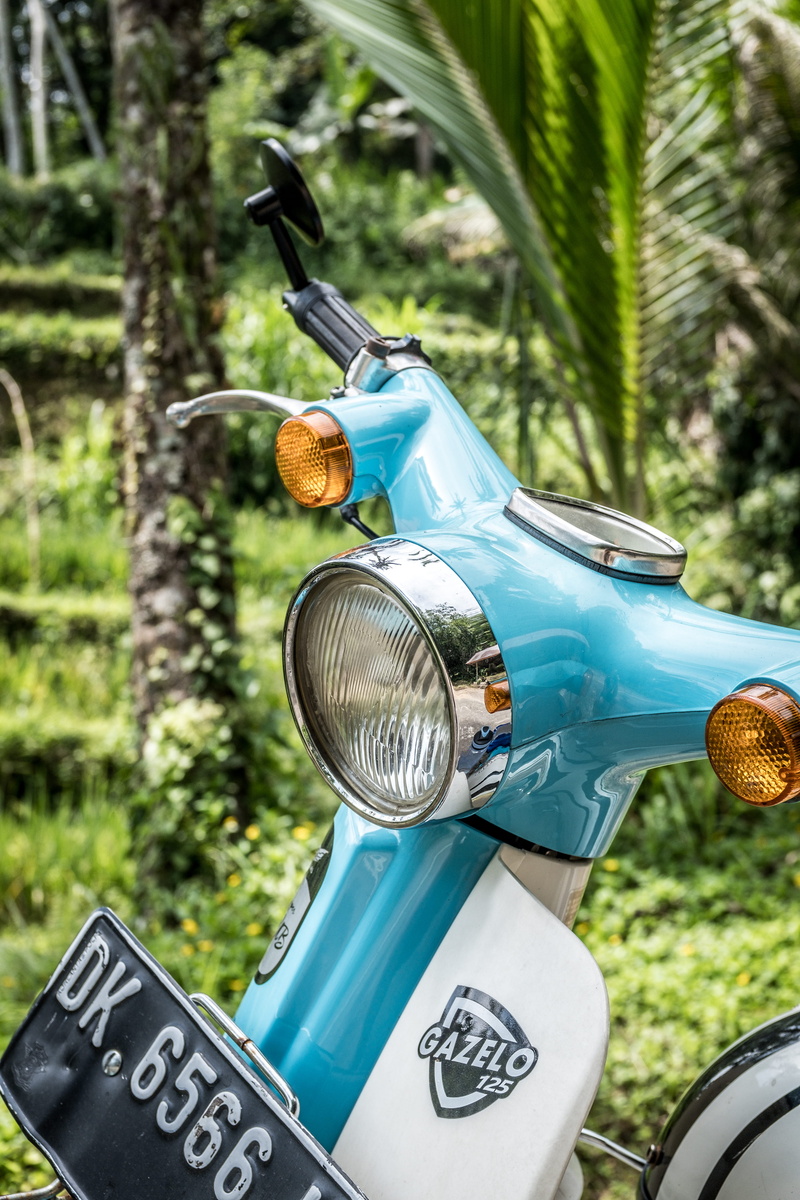 transportation, stationary, editorial, closeup, land vehicle, barcelona, mode of transportation, bike, day, crash helmet, color, indonesia, outdoors, bicycle